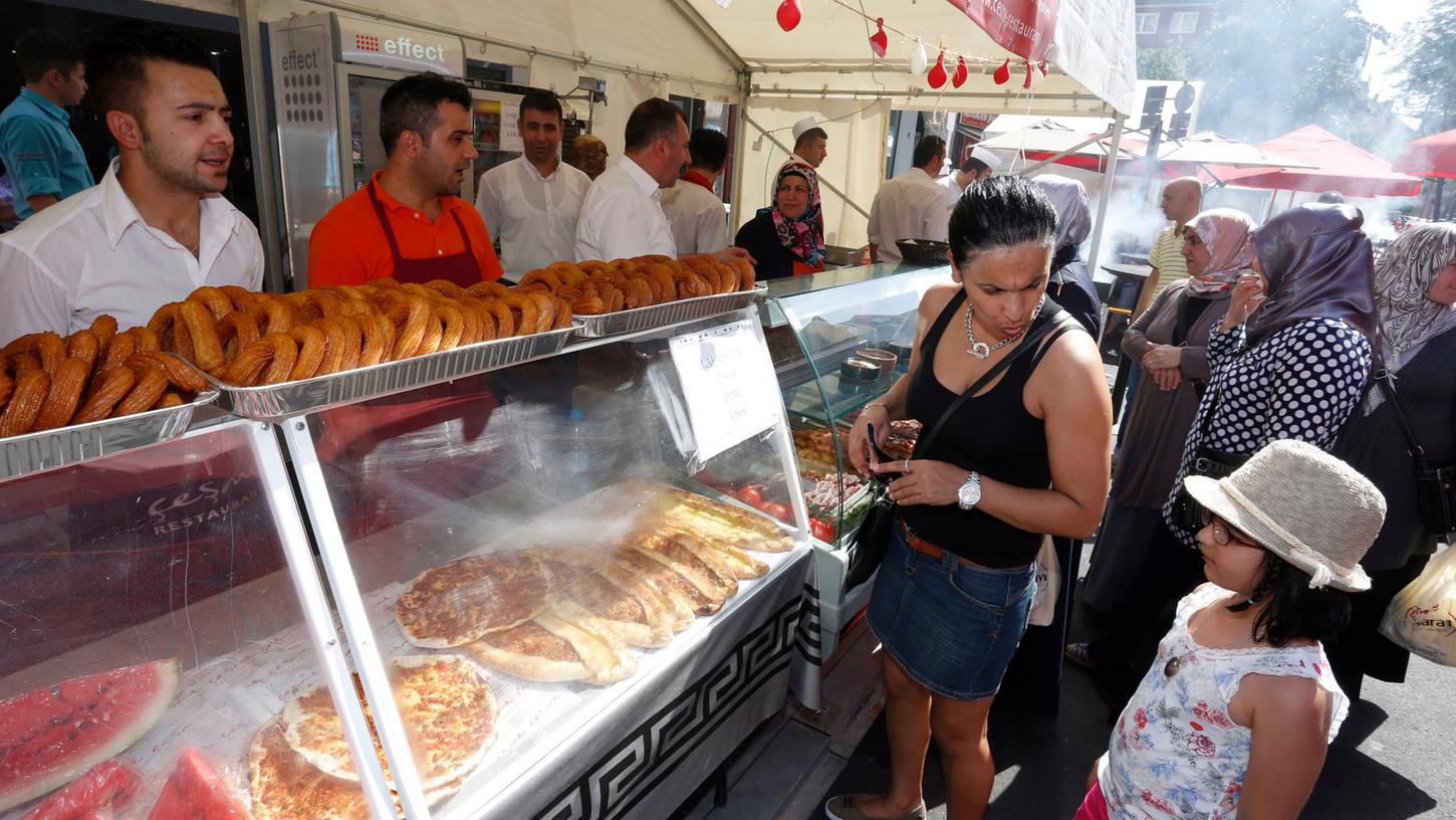 Leckeres Essen und ein buntes Programm: Das traditionelle deutsch-türkische Straßenfest lockt viele Besucher an.