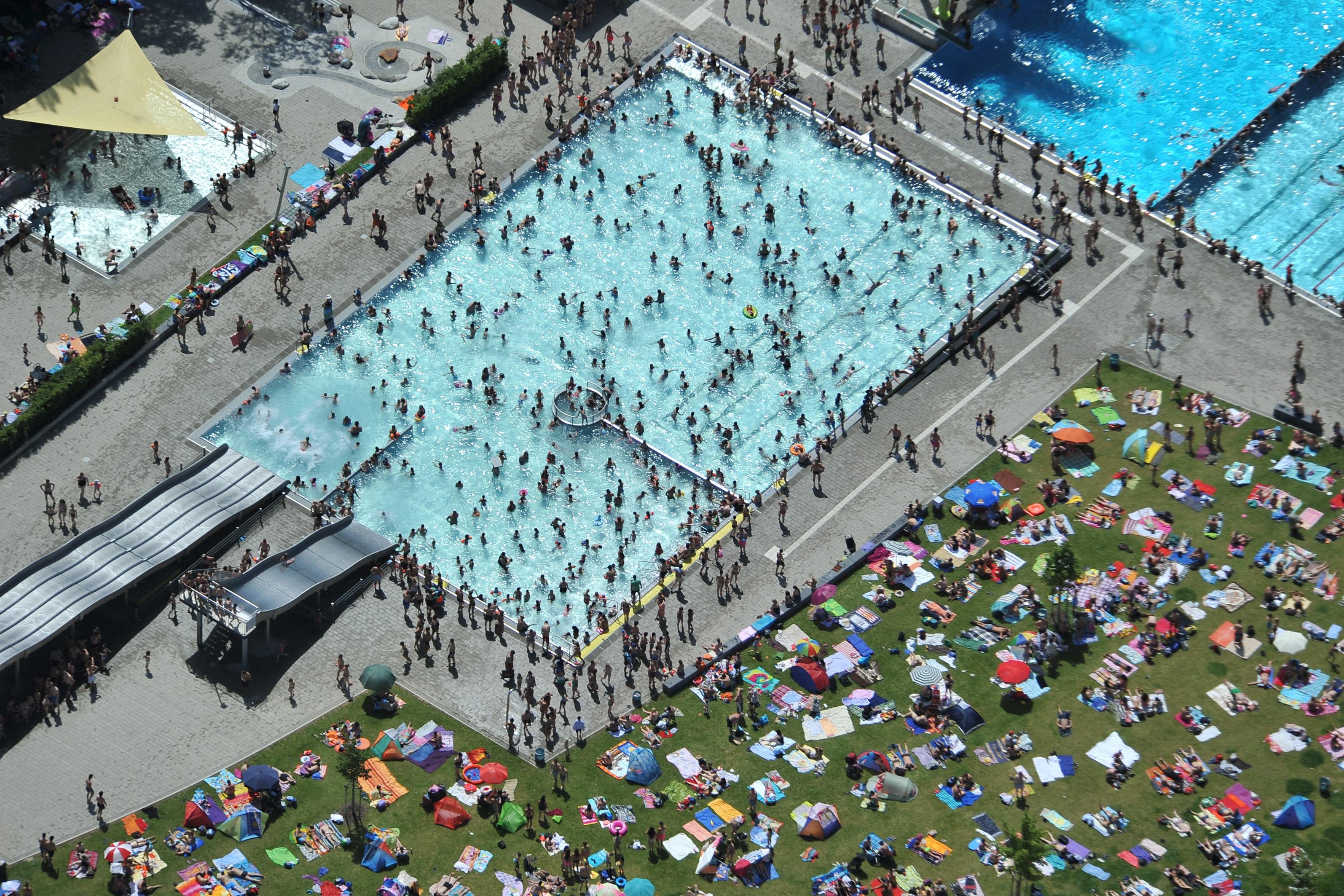 349 242 – so viele Besucher zählte NürnbergBad im Hitzesommer 2018 in den drei städtischen Freibädern. Die Saison ist noch nicht ganz vorbei, zumindest das Westbad ist aller Voraussicht nach noch bis zum 15. September offen. Die Zahlen vom vergangenen Jahr werden aber wohl nicht erreicht werden. "Wir sind spät gestartet", sagt Hans Leipold von NürnbergBad über den schlechten Mai. Dafür aber sei der Juni hervorragend gewesen.