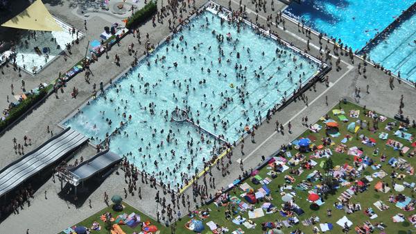 349 242 – so viele Besucher zählte NürnbergBad im Hitzesommer 2018 in den drei städtischen Freibädern. Die Saison ist noch nicht ganz vorbei, zumindest das Westbad ist aller Voraussicht nach noch bis zum 15. September offen. Die Zahlen vom vergangenen Jahr werden aber wohl nicht erreicht werden. "Wir sind spät gestartet", sagt Hans Leipold von NürnbergBad über den schlechten Mai. Dafür aber sei der Juni hervorragend gewesen.