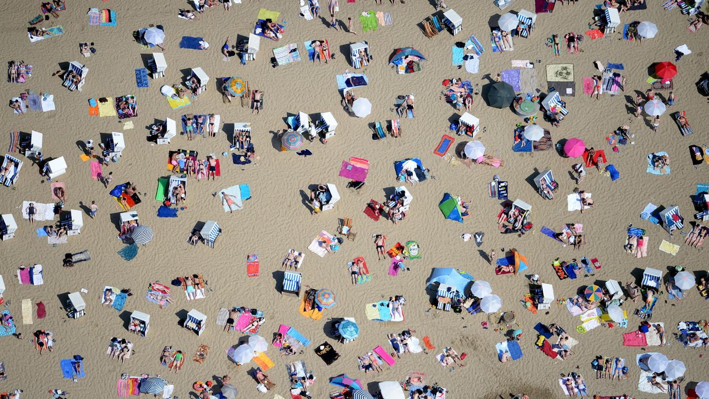 Liege an Liege, Schirm an Schirm, wie die Sardinen in der Büchse? Das nun auch nicht. Doch etwas Urlaub tut jedem gut, sagt ein Tourismusexperte.