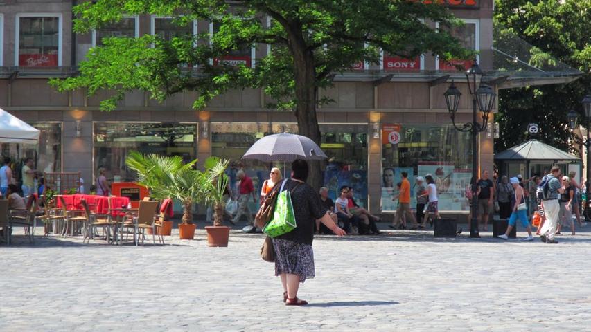 Ein effektives Mittel gegen den Sonnenstich ist dieser Tage der Regenschirm.