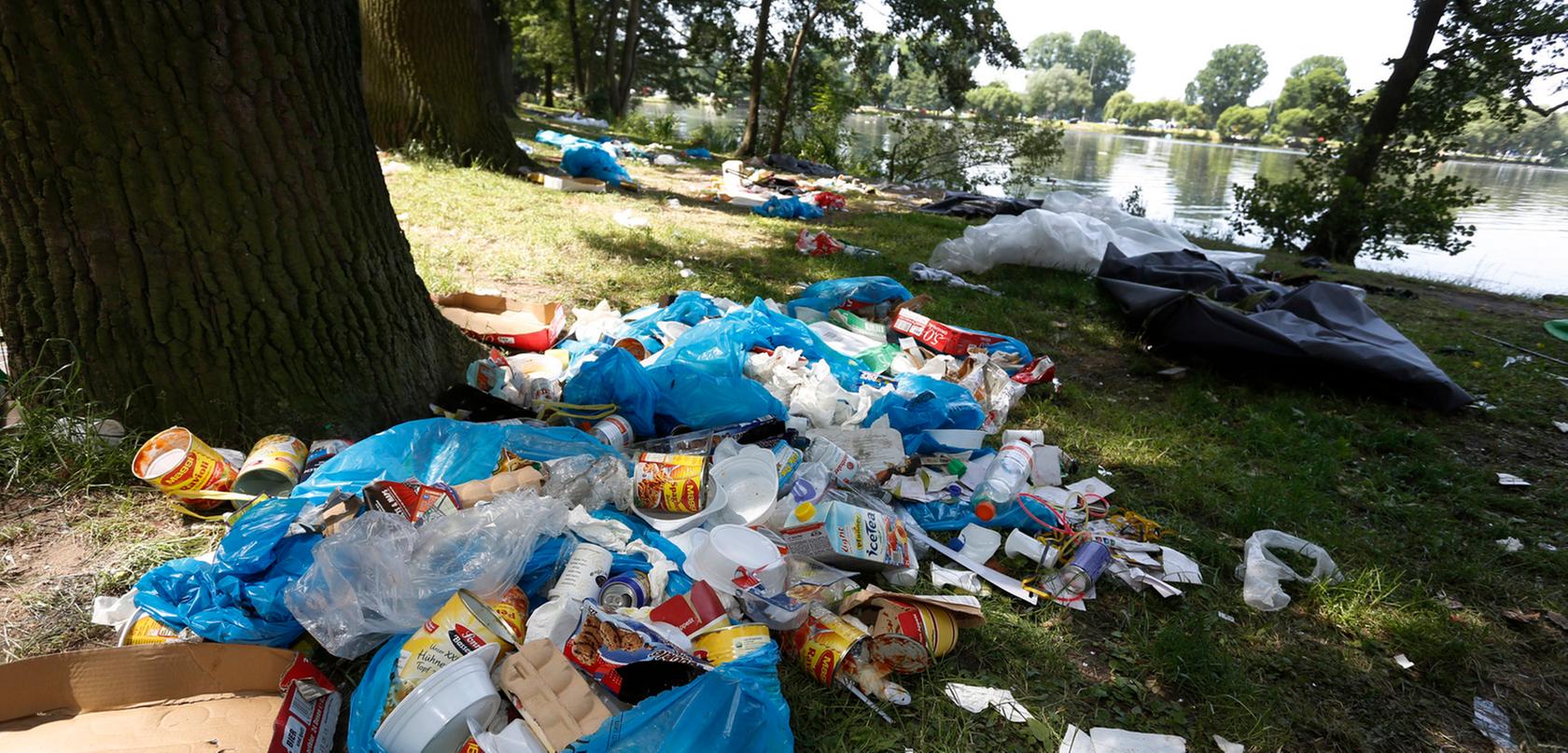 Rund 70.000 Besucher haben hunderte Tonnen Müll auf dem Festivalgelände zurückgelassen. Bis Samstag sollen die Grünflächen wieder im sauberen Zustand sein.