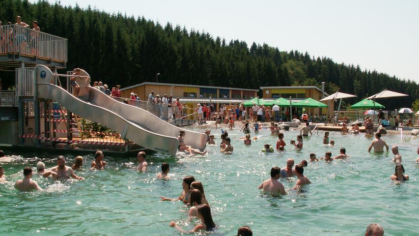 Mit angenehmen 23 Grad Wassertemperatur empfängt das Naturbad in Deining seine Gäste.