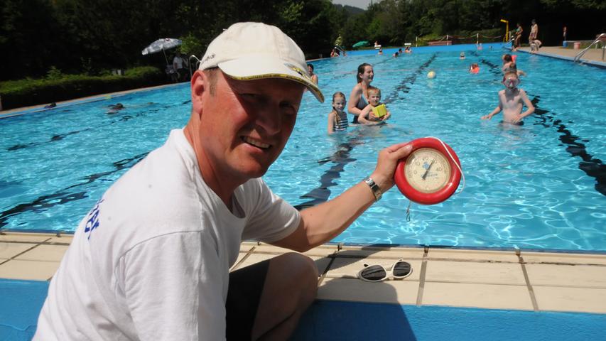 Bei über 30 Grad Lufttemperatur in Egloffstein ist das Freibad gut besucht. Bademeister Michael Kubinsli überprüft, ob alle Werte im Becken stimmen.