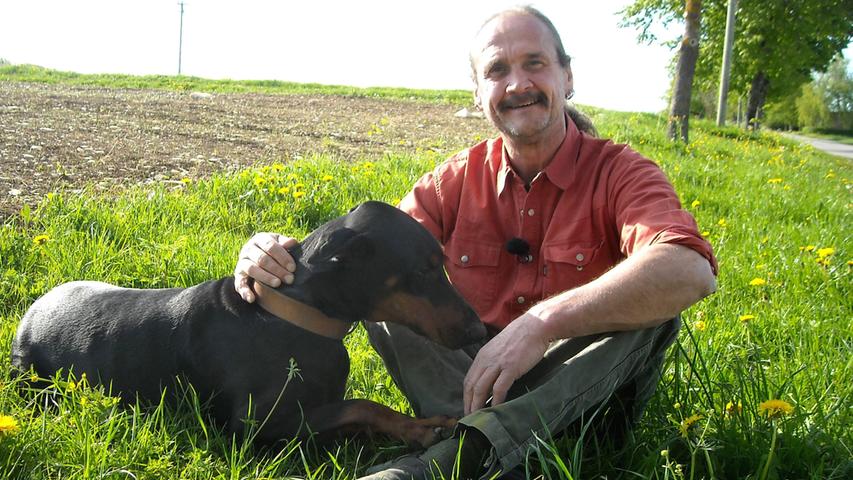 Gottfried (55) ist Biobauer auf der Schwäbischen Alb und hat 100 Milchkühe, 80 Stück Jungvieh, 20 Kälber, fünf Pferde, ein Wildgehege mit 47 Stück Rotwild und 21 Damhirschen, zwei Schweine und einen Hund. Der verwitwete Bauer und Vater von zwei Töchtern "will nicht mehr allein sein", wie er sagt.