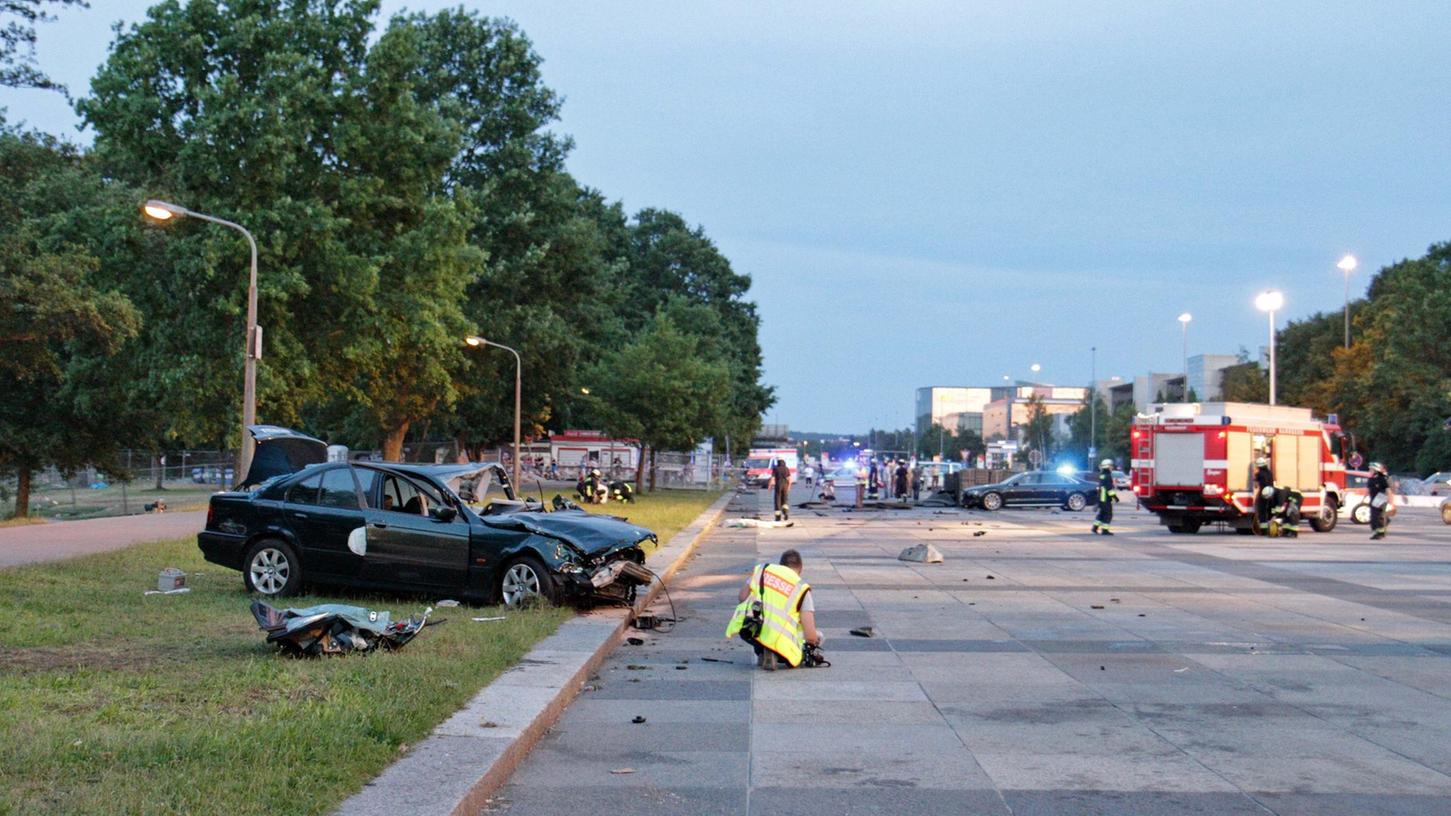 Der Unglücksort: Dieser BMW erfasste die junge Skaterin. Die 18-Jährige überlebte den Unfall nicht.