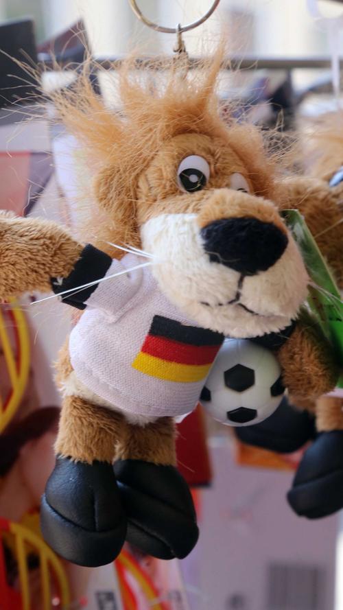 Tröten, Fingernägel und Co: Das brauchen Sie zur Fußball-WM
