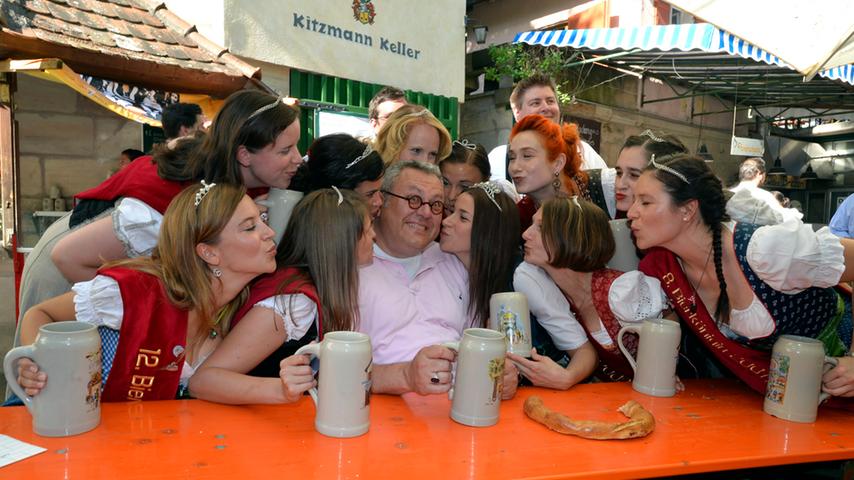 Als Hahn im Korb kann sich Brauereichef Peter Kitzmann fühlen - inmitten von all den Kitzmann-Bierköniginnen, die sich am Entlas Keller versammelt haben.