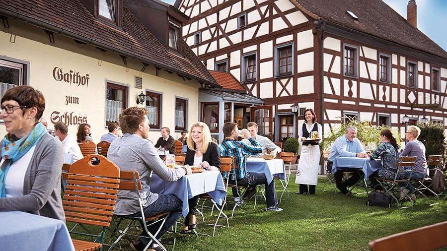 Ob Brotzeit oder deftiges Fleischgericht: Im „Gasthof zum Schloss“ in Kunreuth kommen Genießer voll auf ihre Kosten. Dazu gibt es selbst gebrautes Jubiläumsbier oder fränkische Weine.