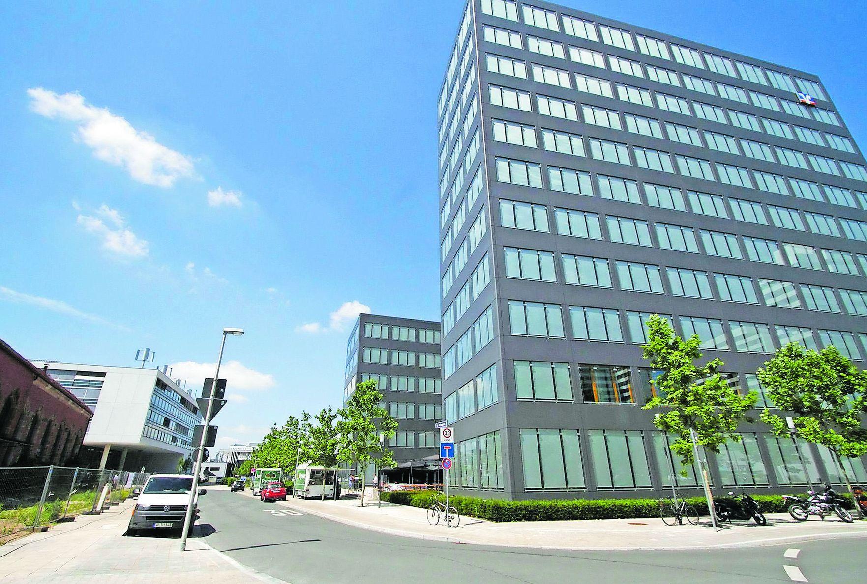 Die hier zu sehenden Gebäude der Volksbank Raiffeisenbank am östlichen Ende fand viel Beifall bei den Stadtplanern. "Das Milchhofgelände", sagt Gerald Raschke von der Rathaus-SPD, "hat sich wunderbar entwickelt." Der stellvertretende Vorsitzende des Stadtplanungssausschusses des Stadtrats kritisiert aber einen Punkt massiv: Die Niederlassung von Mercedes hätte "städtebaulich anders gestaltet werden müssen". Der lange Flachbau, der den Durchgang von West nach Ost versperrt, sei "ein Wermutstropfen" bei der Gelände-Entwicklung gewesen.