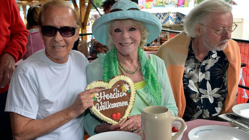 Schlagersänger Michael Holm und Schauspielerin Elke Sommer kamen ebenfalls auf den Steinbach Keller.