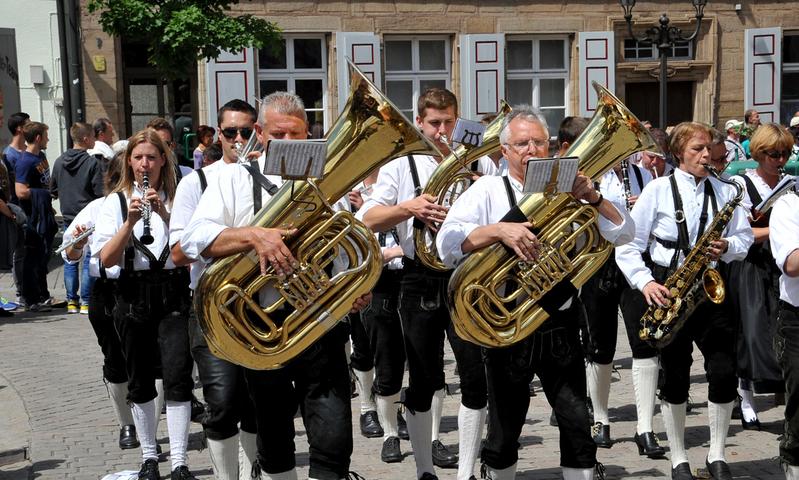 Blasmusik und buntes Treiben: Kirchweihzug in Langenzenn