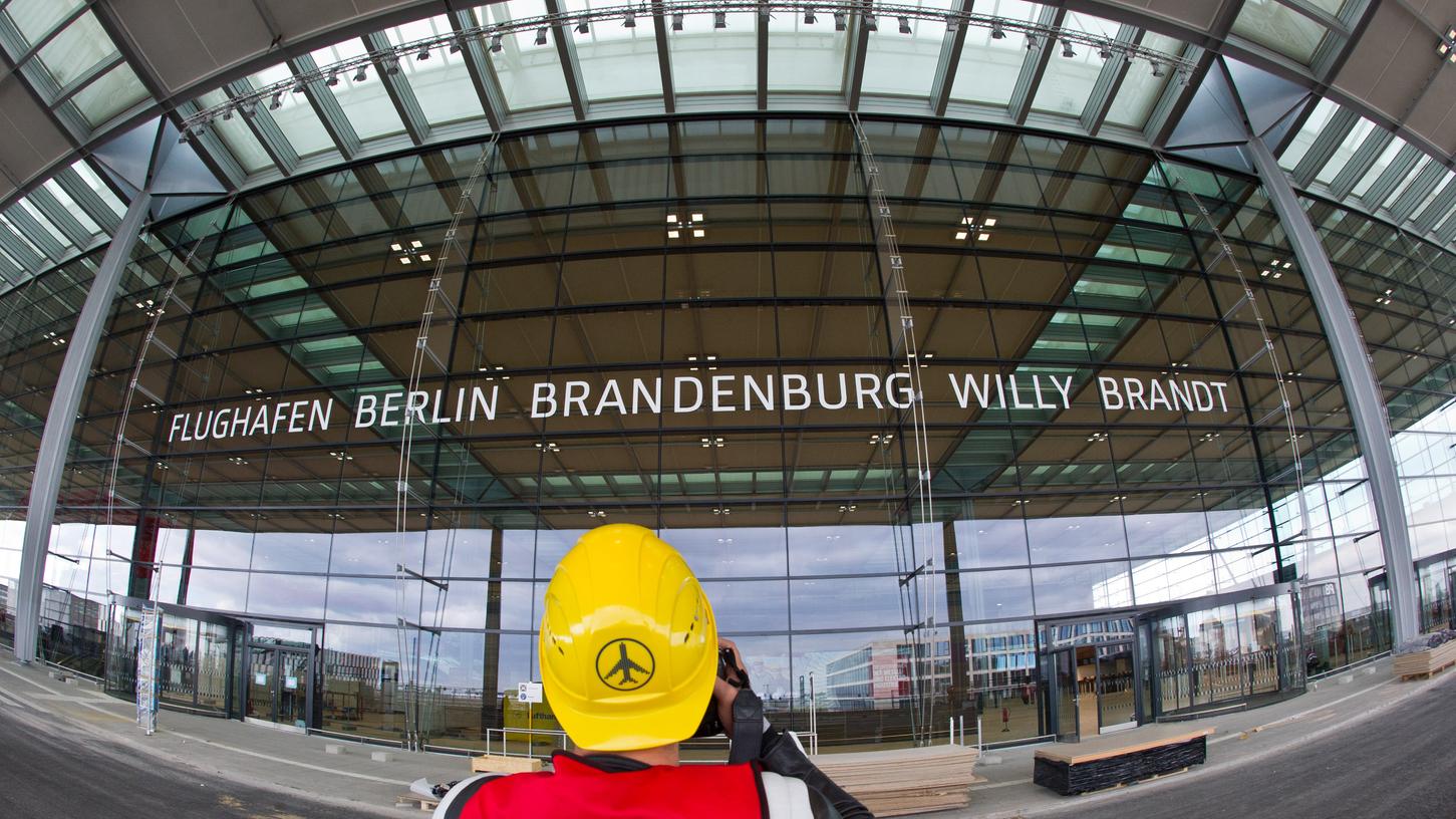 Das Potsdamer Landtag diskutiert über die Korruptionsvorwürfe am Hauptstadtflughafen Berlin-Brandenburg. Das Potsdamer Landtag diskutiert über die Korruptionsvorwürfe am Hauptstadtflughafen Berlin-Brandenburg.