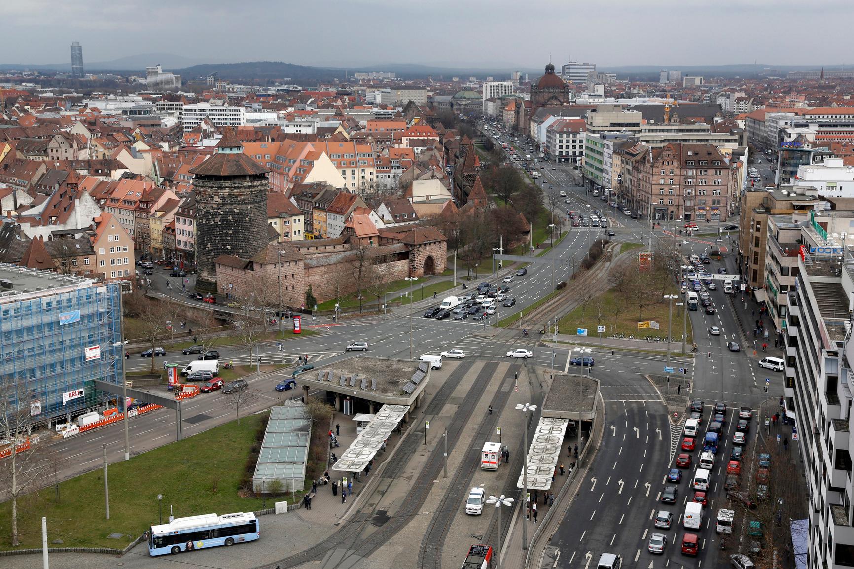 Fahrzeugkolonnen ziehen im Takt der Ampeln durch den Verkehrsknoten. Nach unzähligen Bauten und Instandhaltungen hatte der Platz seine endgültige Form angenommen.