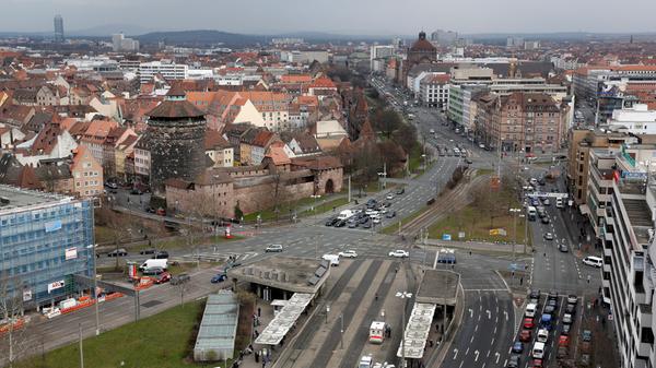 Fahrzeugkolonnen ziehen im Takt der Ampeln durch den Verkehrsknoten. Nach unzähligen Bauten und Instandhaltungen hatte der Platz seine endgültige Form angenommen.