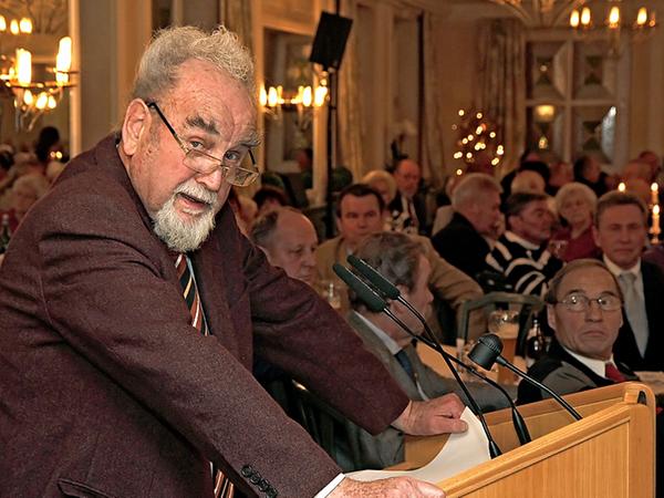 Seinen Mitarbeiter waren ihm stets wichtig: Verleger Bruno Schnell bei seiner Ansprache an die große Gästeschar bei der Rentner-Weihnachtsfeier der Unternehmensgruppe Nürnberger Nachrichten.