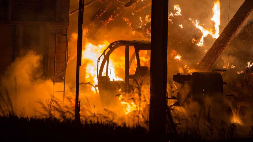 Brand in der Nacht: Maschinenhalle bei Haundorf in Flammen 