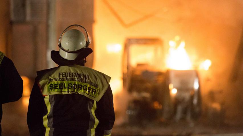 Brand in der Nacht: Maschinenhalle bei Haundorf in Flammen