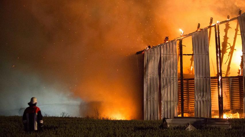 Brand in der Nacht: Maschinenhalle bei Haundorf in Flammen 