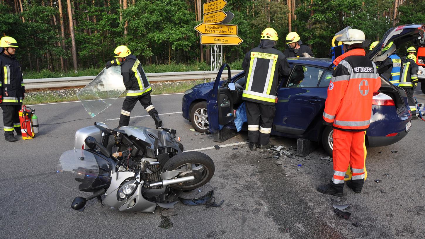 Beim Unfall am Dienstagmorgen auf der Staatstraße zwischen Roth und Eckersmühlen wurden zwei Personen verletzt.