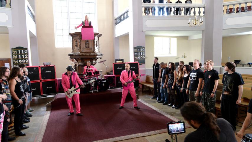 Pink ist Trumpf: JBO beim Videodreh in der Hugenottenkirche
