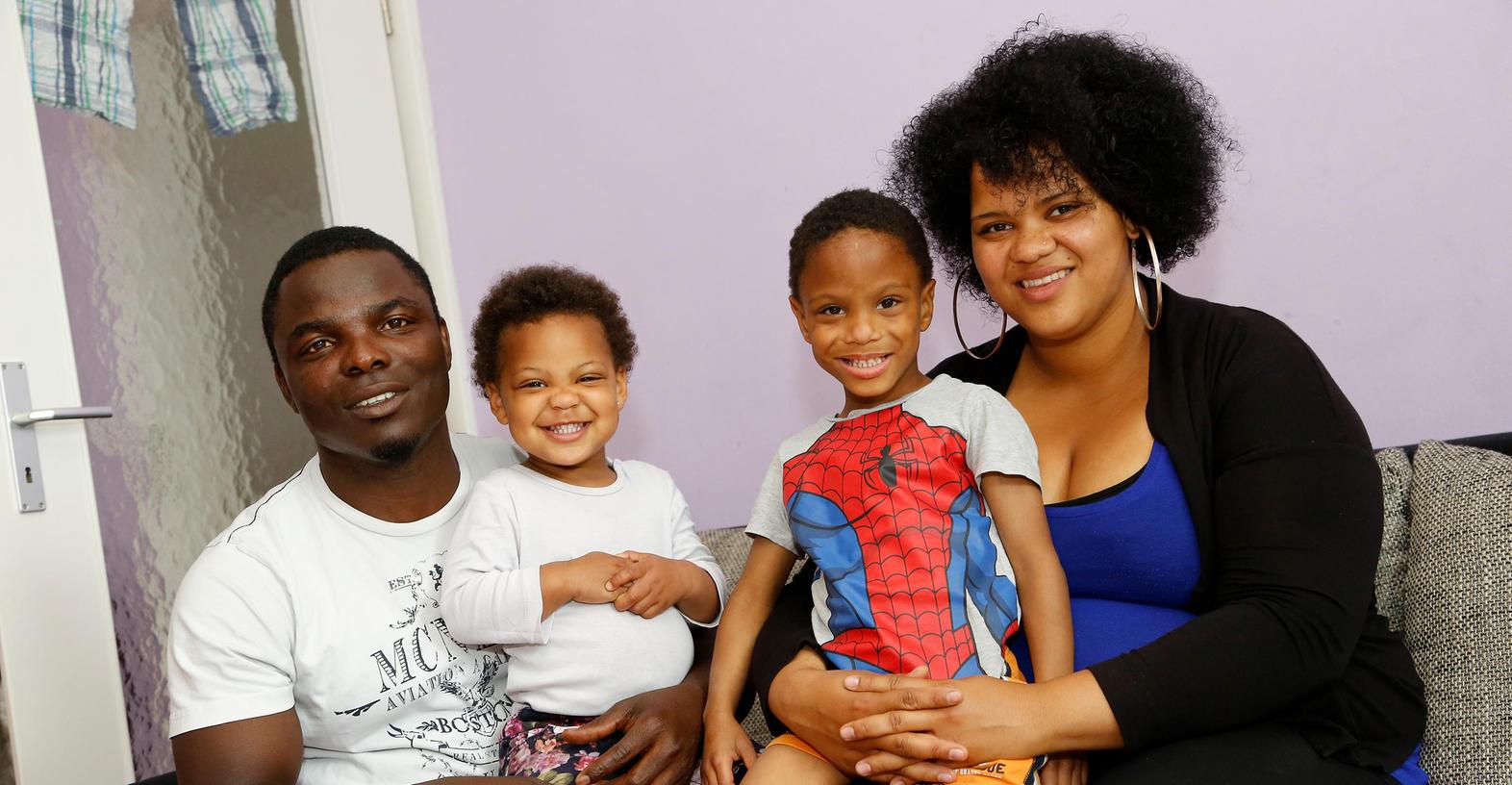 Eine Familie, die kein Vermieter haben will: Christopher Okoli mit den Kindern Glady und Jerôme sowie Partnerin Elisa Cavele (von links).