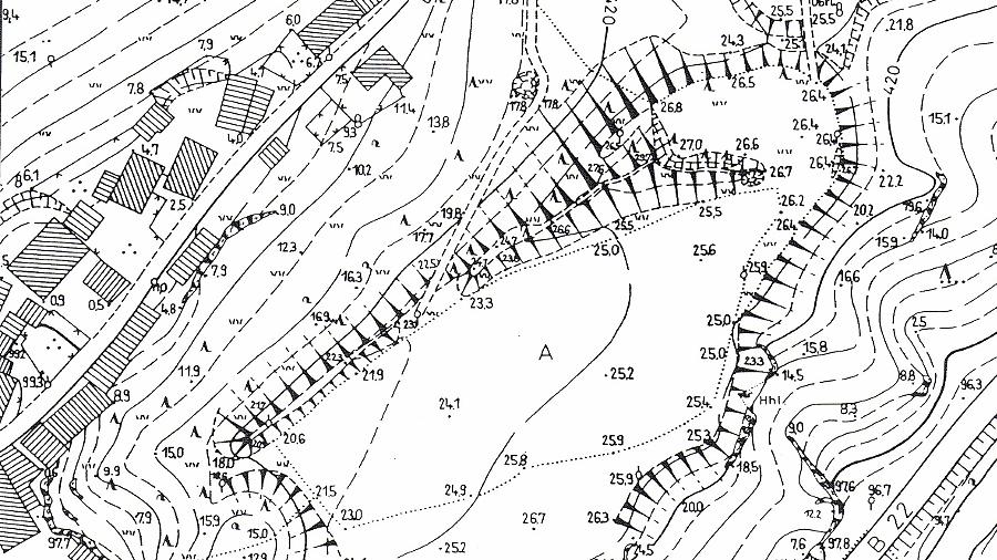 Archäologen zeichnen den Ringwall groß ein (Zacken). Links liegt der Ort Loch. Archäologen zeichnen den Ringwall groß ein (Zacken). Links liegt der Ort Loch.
