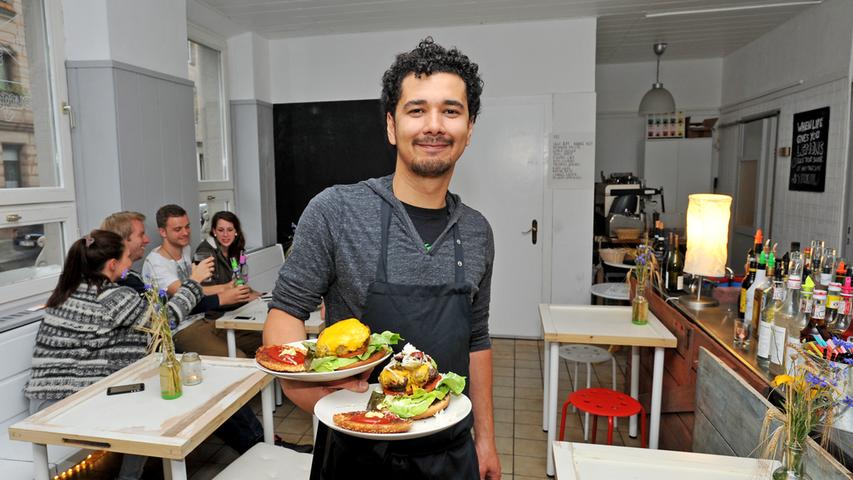 Dudes, die rauchend mittags die Kartoffeln für die Pommes schälen. Tegernseer und Zäpfle. Und feinstes Fleisch. Es gibt genügend Gründe, großer Fan der 90419 Burger Bar in Johannis zu sein, die den Nürnbergern ein bisschen mehr bieten will als Essen und Getränke, die satt machen und den Durst stillen; die Burger Bar - die praktischerweise gleich die Postleitzahl des Viertels im Namen trägt - will auch ein wenig glücklich machen und Gemütlichkeit ausstrahlen - und das gelingt! Denn die Burger machen nicht nur satt, sondern schmecken auch fantastisch, zudem ist die Atmosphäre freundschaftlich entspannt. Die Burger Bar bekommt von unseren Usern übrigens exakt die gleiche Note wie das Beckschlager - bis auf die 15. Nachkommastelle genau. Gerundet eine 3,22. Geteilter fünfter Platz.
 
 
 
  Mehr zur 90419 Burger Bar gibt es in unserer Gastro-Datenbank.