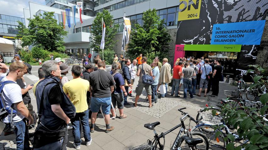 ... standen die Fans vor der Heinrich-Lades-Halle, um schnell auf die Messe und die großen Ausstellungen zu kommen - die Mittelpunkte des Comic-Salons.