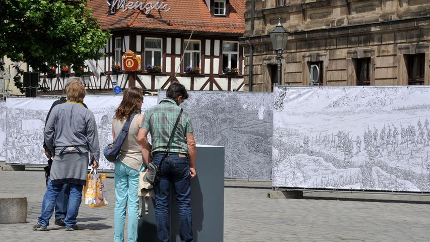 Der renommierte Comic-Zeichner Joe Sacco zeigt sein Werk "Der Erste Weltkrieg – Die Schlacht an der Somme" als Open Air-Installation auf dem Erlanger Schlossplatz.