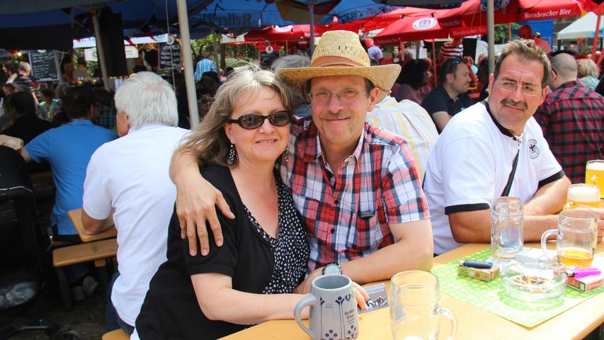 Stefan (42) und Beate waren zum ersten Mal auf dem Nürnberger Bierfest. Am frühen Nachmittag hatten sie sich bereits durch drei verschiedene Biersorten probiert. "Wir sind verrückt. Da kommen heute noch einige dazu", weihte uns Beate in ihre Tagespläne ein.