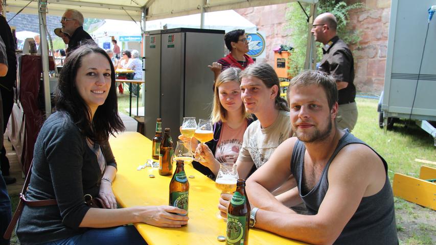Susanne (29, von links nach rechts), Clara (21), Patrick (29) und Moritz (18) waren vor Ort, "um die Vielfalt auszuprobieren". Am besten mundet den vieren aber nach wie vor das Bier der Marke Schanzenbräu. Auch für die kleinen Gäste gab es Bier...