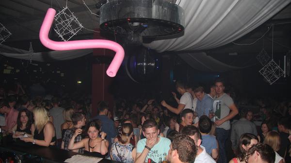 Und weil es in der Oberpfalz immer weniger Jugendliche gibt, die den weiten Weg in die Stadt wagen, sterben diese Läden nun eben langsam aus. Damals aber, als Massenbeschallung in riesigen Hallen noch der letzte Schrei war, war ich natürlich auch mittendrin.