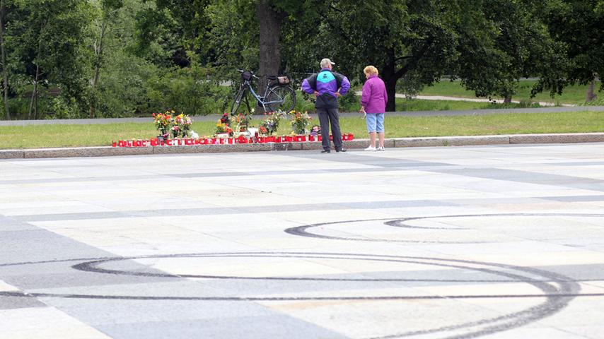 Schon wieder sind frische Reifenspuren zu sehen: Neun Tage nachdem eine junge Frau beim Inlineskaten auf der Großen Straße in Nürnberg von einem 27-jährigen Autofahrer in den Tod gerissen wurde,...