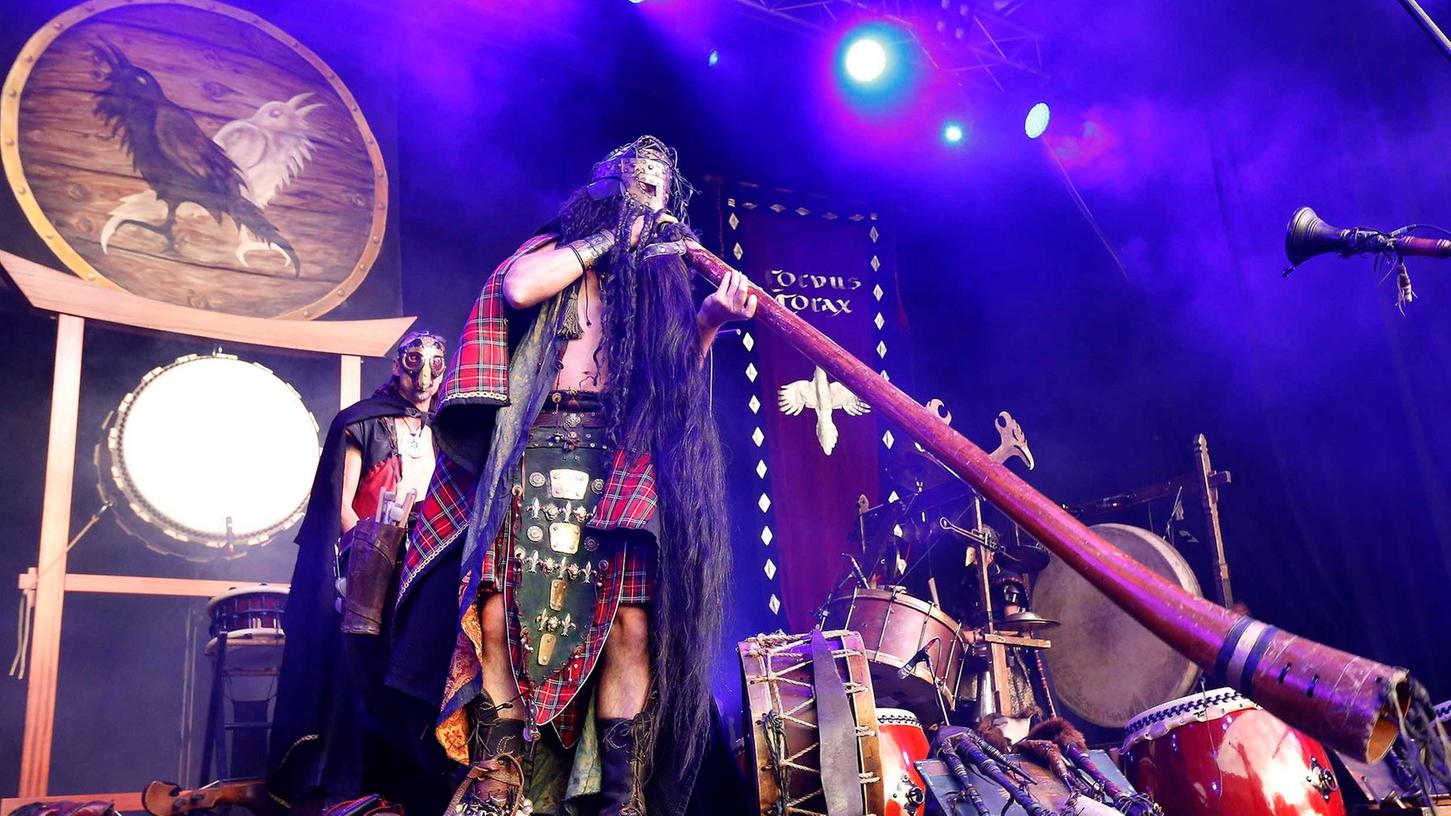 Corvus Corax mit dem Percussion-Kolletiv Wadokyo zeigten am Freitag bei ihrer Bühnenshow beeindruckende Kostüme.
