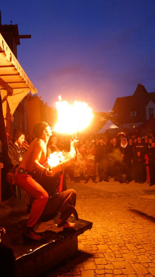 Burg Abenberg: Der Auftakt des Feuertanz-Festivals