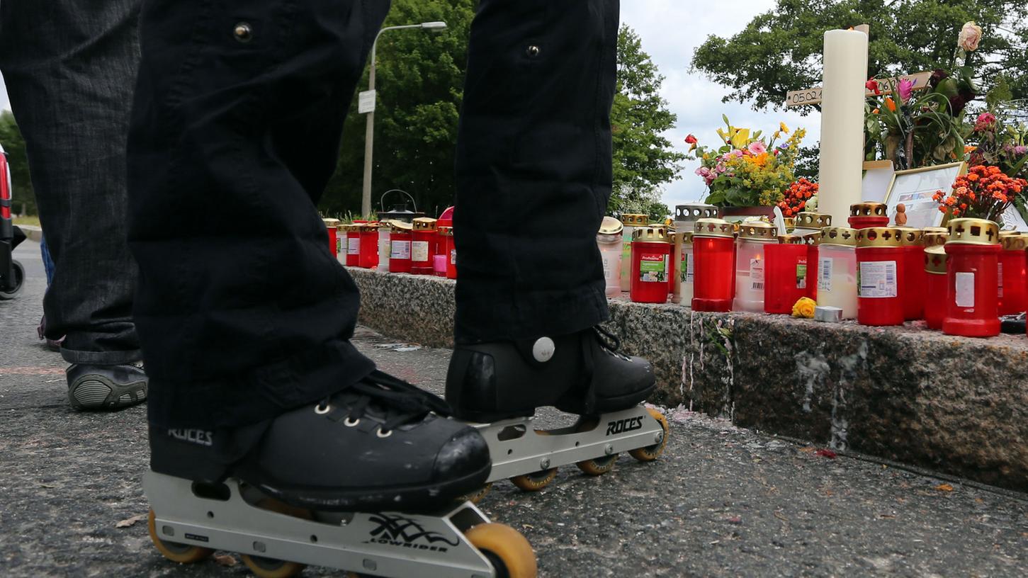 Zehn Tage nachdem eine 18-Jährige beim Inlineskaten an der Großen Straße totgefahren wurde, hat eine Facebook-Initiative am Samstag eine Mahnwache an der Unfallstelle veranstaltet.