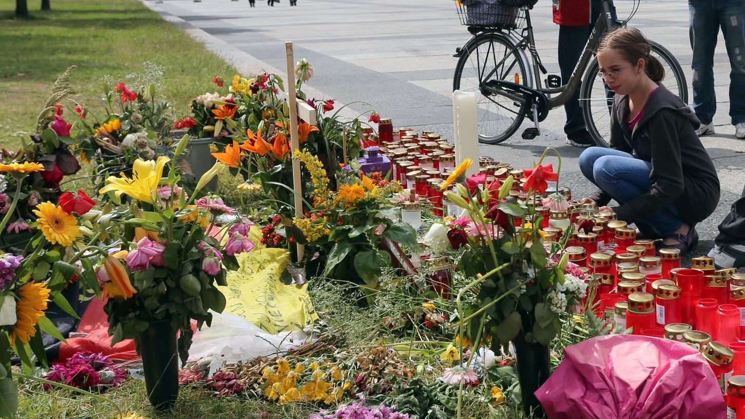 Zahlreiche Menschen haben an der Unfallstelle an der Großen Straße Blumen niedergelegt und Kerzen angezündet. Bald wird eine Steinplatte an den schrecklichen Tod der jungen Skaterin erinnern.