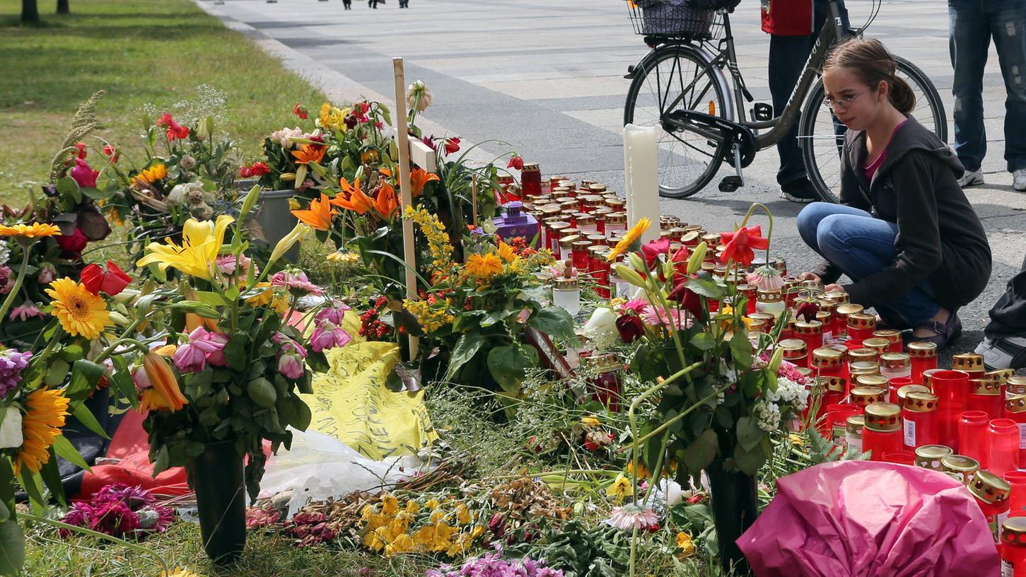 Zahlreiche Menschen haben an der Unfallstelle an der Großen Straße Blumen niedergelegt und Kerzen angezündet. Bald wird eine Steinplatte an den schrecklichen Tod der jungen Skaterin erinnern. Zahlreiche Menschen haben an der Unfallstelle an der Großen Straße Blumen niedergelegt und Kerzen angezündet. Bald wird eine Steinplatte an den schrecklichen Tod der jungen Skaterin erinnern.