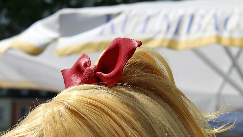 Das Herzstück des Doppel-Kostüms ist Marinas falsche Haarpracht. Sie besteht aus zwei blonden Langhaarperücken und wurde von Natascha in Handarbeit selbst hergestellt. Unter Bibis Zopf befindet sich eine große Alu-Schraube, auf der dann das andere Haarteil angebracht wurde. Kostenpunkt: 40 Euro.