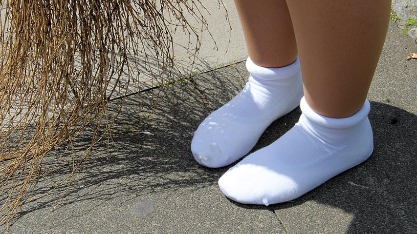 Bibi Blocksberg ist bei jedem Wetter mit Socken unterwegs. Marina bleibt ihrem Vorbild treu und trägt über Ballettschläppchen zwei Paar weiße Socken.