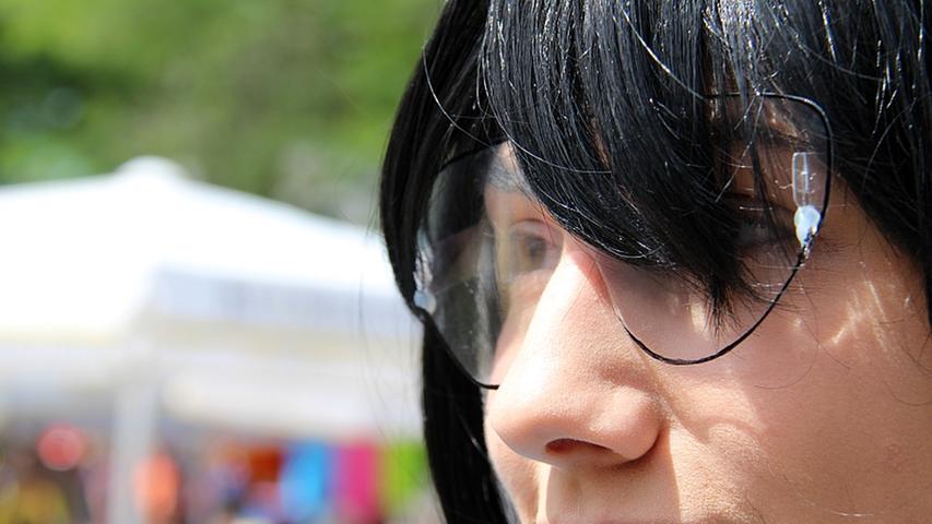Die Karla Kolumna-typische Brille hat Natascha aus Window-Color-Folie selbst entworfen und gebastelt. Wie das alles hält? Mit zwei kleinen Punkten Heißkleber.