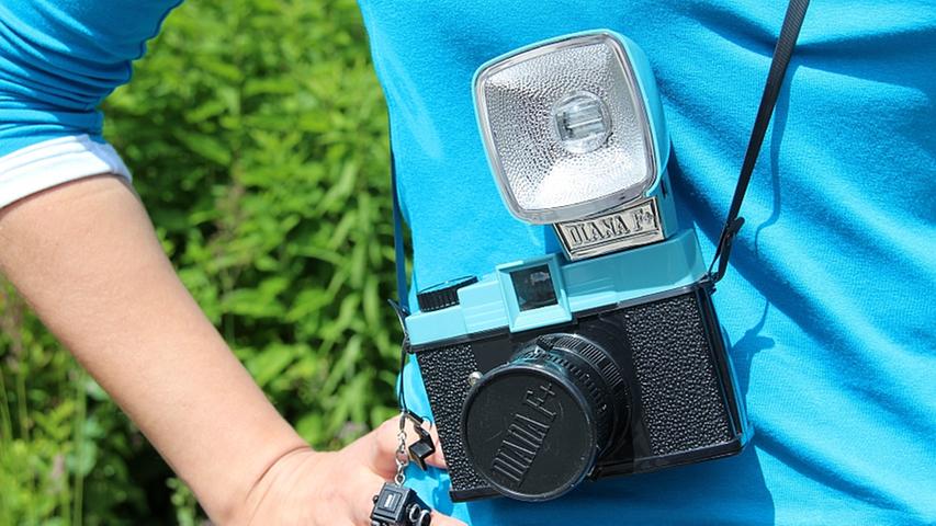 Was wäre Karla Kolumna ohne eine Kamera? Dieses analoge Exemplar verwendet Natascha auch privat. Die Kamera von der Marke "Lomo" kostet im Starter-Paket 130 Euro.