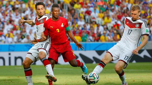 In Verbindung mit Fußball taucht Per Mertesacker noch immer im Fernsehen auf. Allerdings nicht mehr auf dem Rasen, sondern im Studio. Als Experte war er bereits bei DAZN und inzwischen auch beim ZDF zu sehen. In seinen aktiven Zeiten absolvierte er 104 Spiele für die Nationalmannschaft und erzielte dabei als Innenverteidiger immerhin vier Tore. Dabei erlebte er 2006 das deutsche Sommermärchen im eigenen Land mit und konnte 2008 eine Vizeeuropameisterschaft und 2014 dann sogar die Weltmeisterschaft mit der DFB-Auswahl feiern.