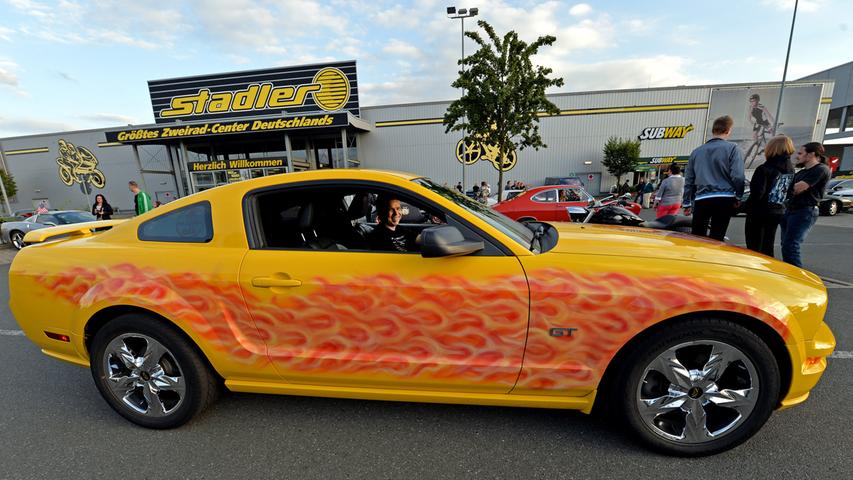 Ein flammender Ford Mustang.