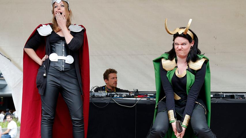 Da kann Thor nur müde Gähnen, wie sich Loki mit dem Hammer abmüht.