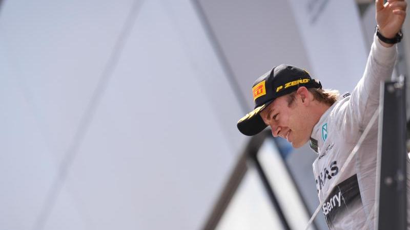 Bleibt den Stuttgartern treu: Nico Rosberg führt die WM-Wertung souverän an.