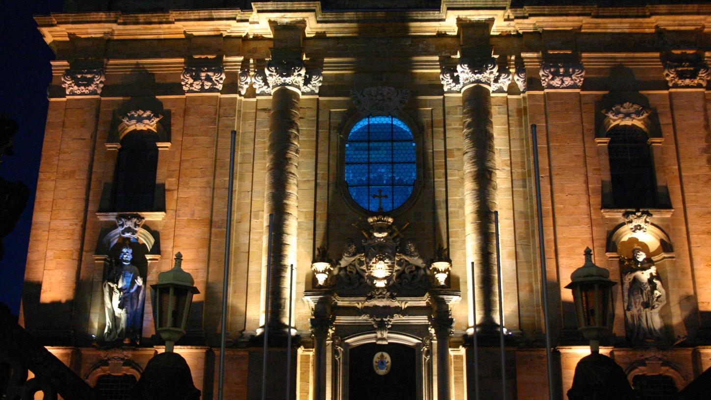 Das Portal der Wallfahrts-Basilika erstrahlt in einem ungewohnten Licht.