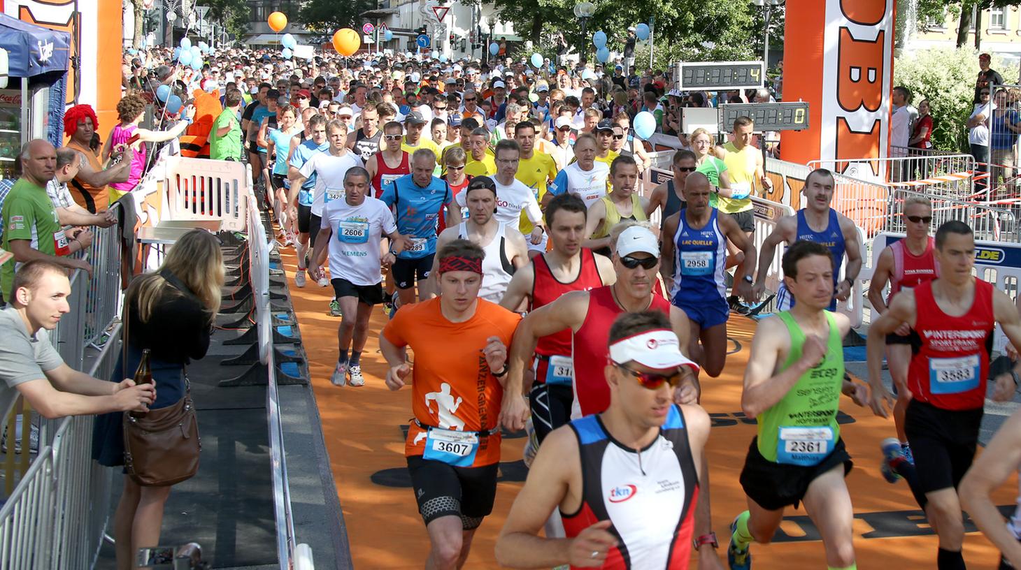 Schon 2013 herrschte beim Start des Halbmarathons dichtes Gewimmel. In diesem Jahr wollen sogar noch mehr Läufer am 8. Metropolmarathon teilnehmen. Schon 2013 herrschte beim Start des Halbmarathons dichtes Gewimmel. In diesem Jahr wollen sogar noch mehr Läufer am 8. Metropolmarathon teilnehmen.