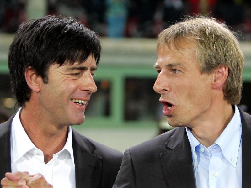 Ist Löw nur Klinsmanns Schattenmann? - Diese und viele weitere Fragen musste sich der Neu-Bundestrainer in seiner Anfangszeit gefallen lassen. Allen Kritikern konterte er. Nach den ersten fünf Spielen standen fünf Siege und ein sagenhaftes Torverhältnis von 23:1 auf seinem Bundestrainer-Konto.